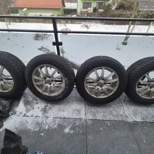 Wyprzedaż Kia Felgi / opony zimowe 235/65/17 rozstaw 5x114.3